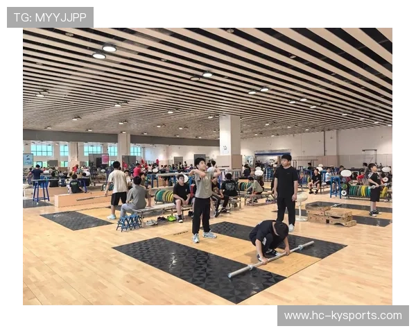 举重训练营开设女性专项训练课程，女子举重运动